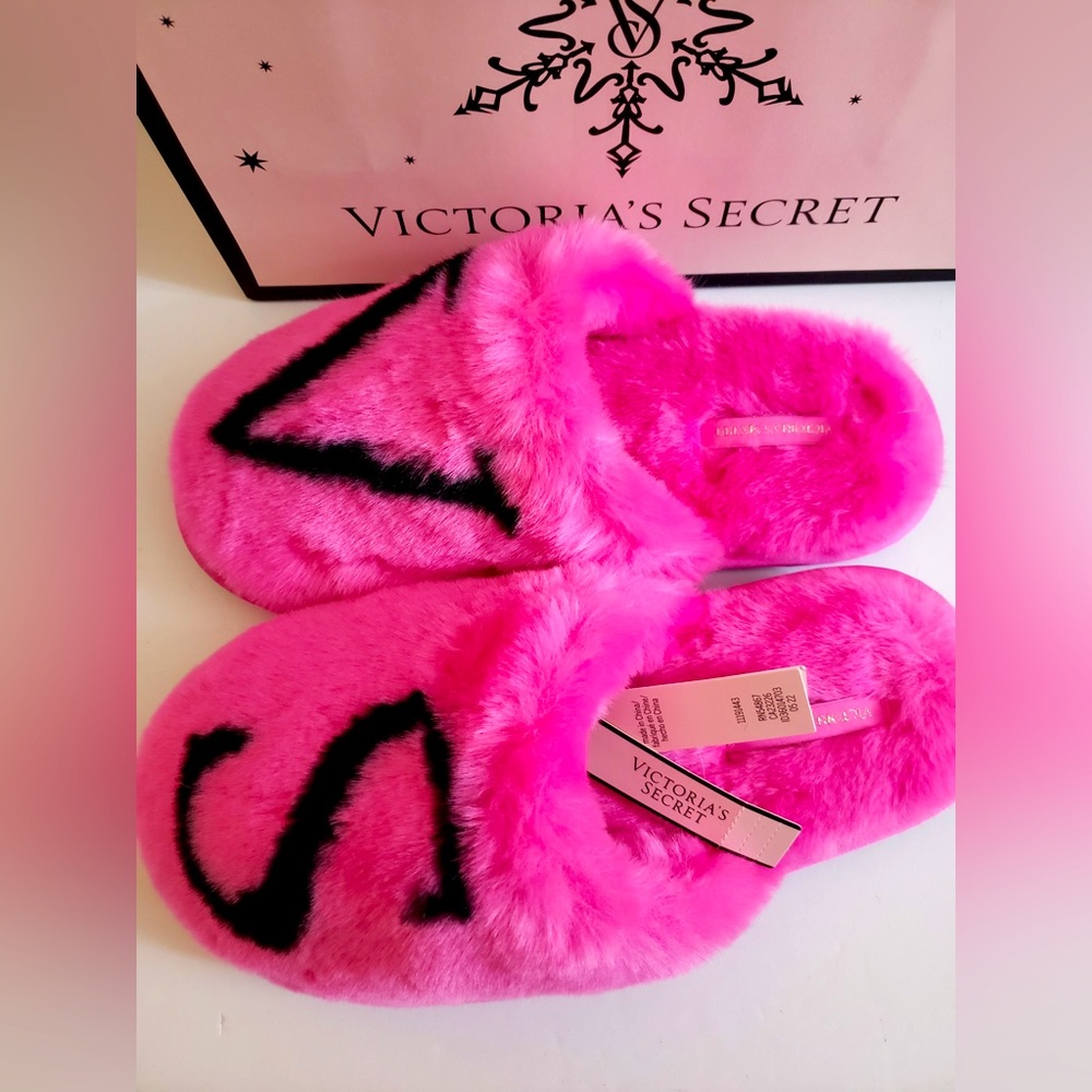 VICTORIA’S SECRET FUZZY SLIPPERS